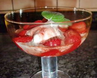 Сандэ мороженое с клубникой по-царски