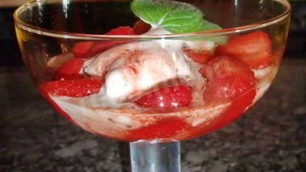 Сандэ мороженое с клубникой по-царски