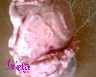 Сливочно-клубничное мороженое