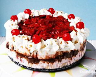 Торт-мороженое с клубникой и бананами