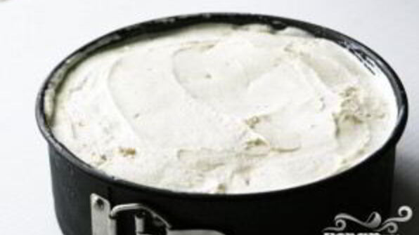 торт-мороженое с клубникой и бананами