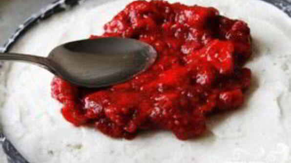 торт-мороженое с клубникой и бананами