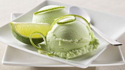 Зеленое мороженое из авокадо с текилой