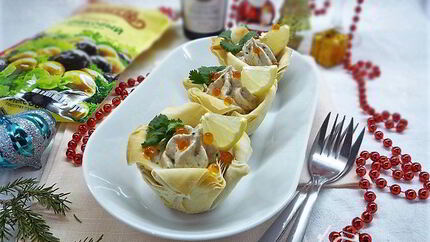 Хрустящие чашечки с муссом из печени трески