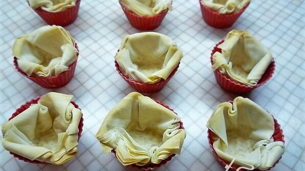 хрустящие чашечки с муссом из печени трески