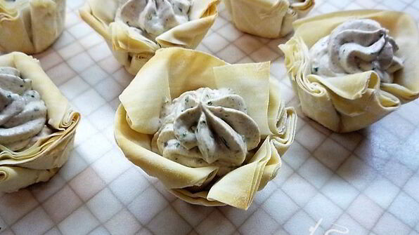 хрустящие чашечки с муссом из печени трески