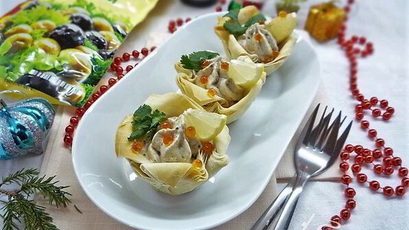 хрустящие чашечки с муссом из печени трески