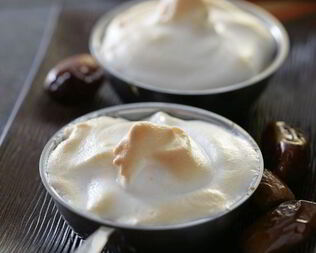 Мусс из фиников со взбитыми сливками