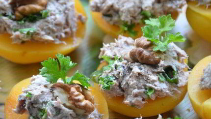 Мусс из тунца на абрикосах