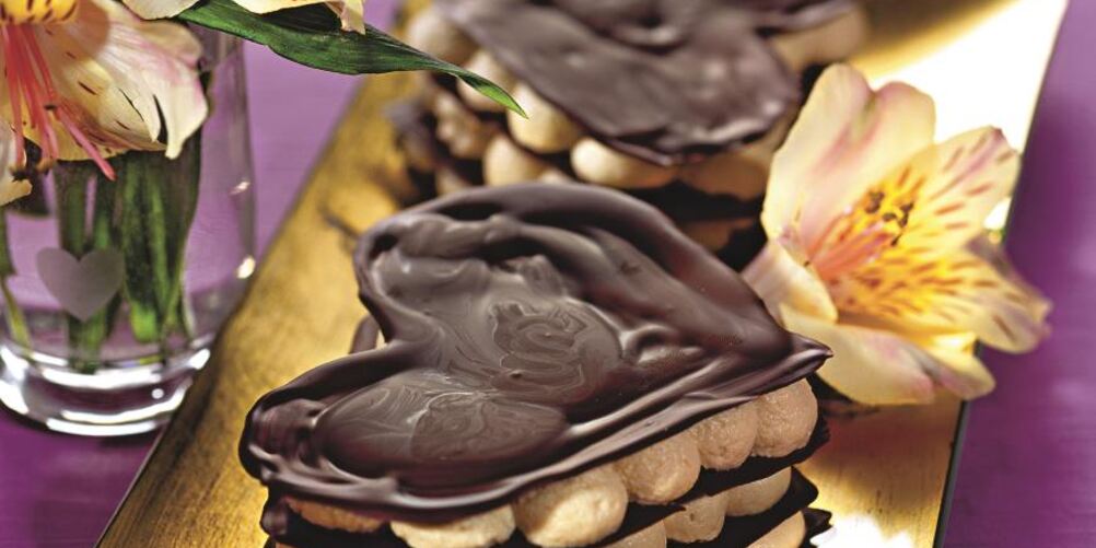 Рецепт шоколадных сердечек со сливочным муссом