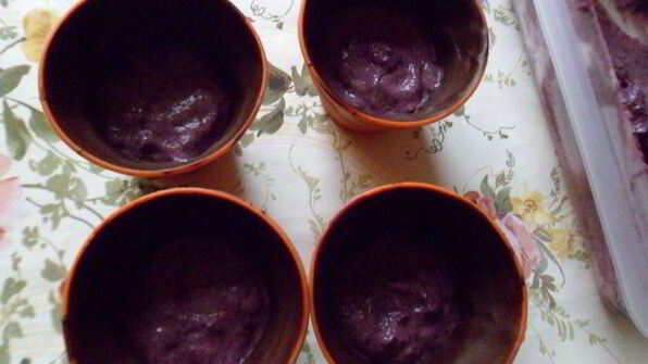 шоколадные стаканчики с черничным муссом и бисквитом