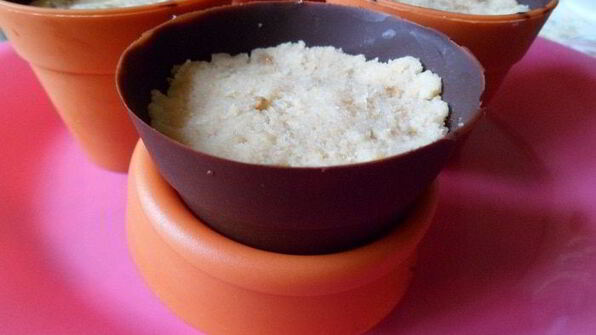 шоколадные стаканчики с черничным муссом и бисквитом