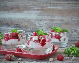 Сливочный мусс с малиной и лимонными отрубями