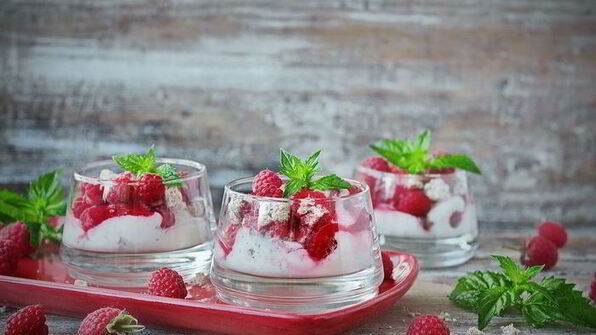 сливочный мусс с малиной и лимонными отрубями