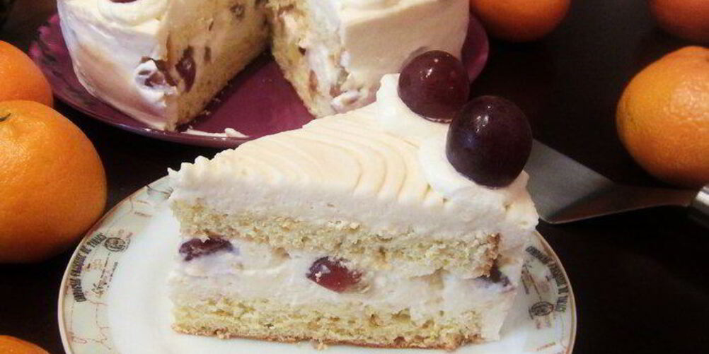 Рецепт торта-мусса из апельсинового бисквита, винного крем-мусса и розового винограда