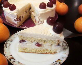 Торт-мусс из апельсинового бисквита, винного крем-мусса и розового винограда