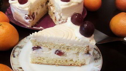 Торт-мусс из апельсинового бисквита, винного крем-мусса и розового винограда