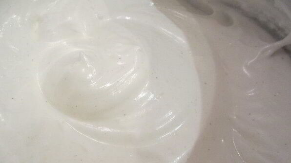 торт-мусс из апельсинового бисквита, винного крем-мусса и розового винограда