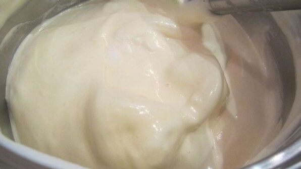 торт-мусс из апельсинового бисквита, винного крем-мусса и розового винограда