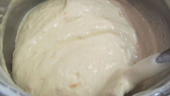 торт-мусс из апельсинового бисквита, винного крем-мусса и розового винограда