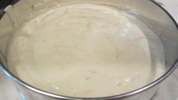 торт-мусс из апельсинового бисквита, винного крем-мусса и розового винограда