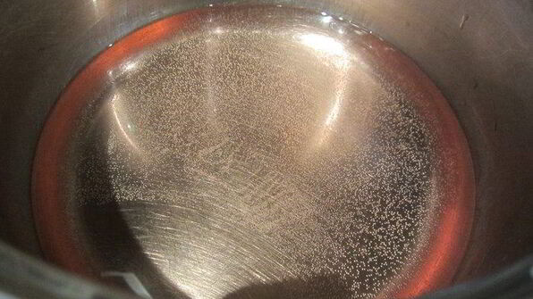 торт-мусс из апельсинового бисквита, винного крем-мусса и розового винограда