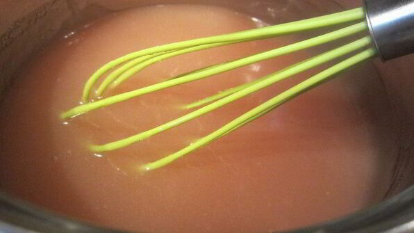 торт-мусс из апельсинового бисквита, винного крем-мусса и розового винограда