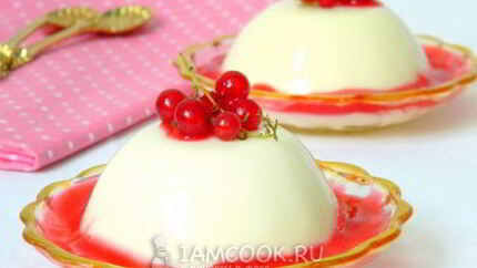 Панна котта с красной смородиной