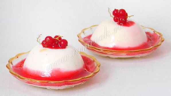 панна котта с красной смородиной