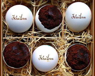 Пасхальные брауни в яичной скорлупе