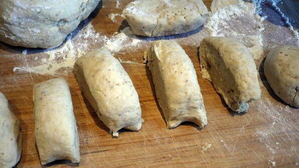 пасхальные зайцы в темно-синем лесу