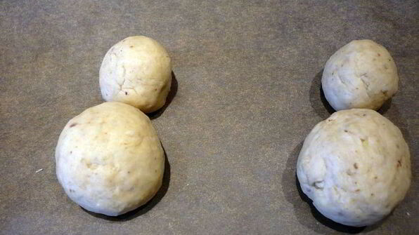 пасхальные зайцы в темно-синем лесу