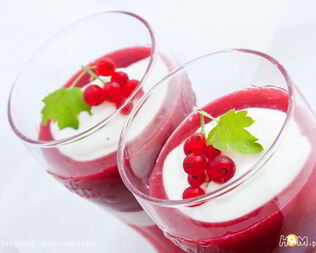 Полосатый десерт со смородиной