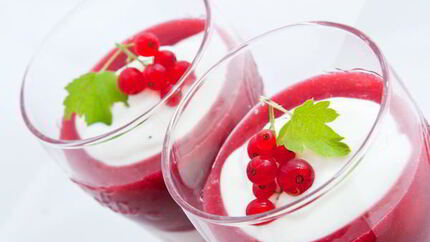 Полосатый десерт со смородиной