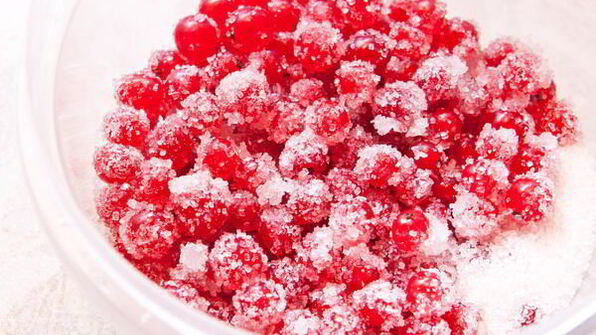 полосатый десерт со смородиной