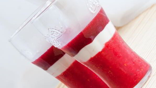 полосатый десерт со смородиной