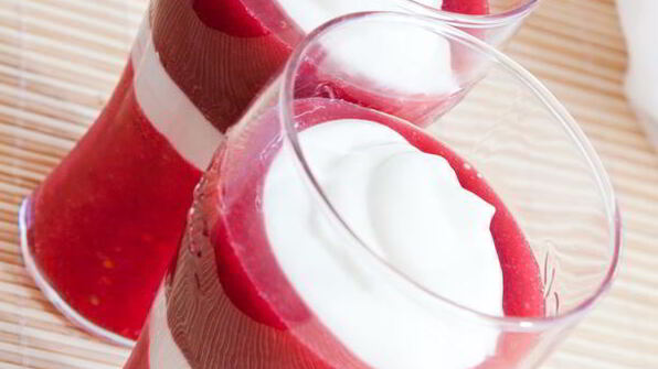 полосатый десерт со смородиной