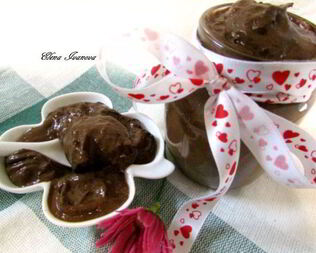 Шоколадная паста из банана и авокадо