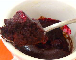 Шоколадный десерт с черной смородиной