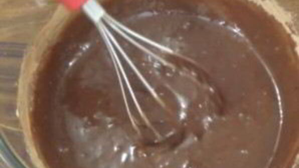 шоколадный десерт с черной смородиной