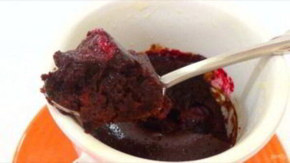 шоколадный десерт с черной смородиной