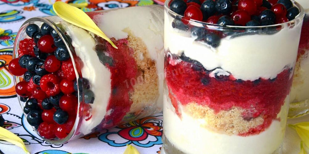 Рецепт сливочного десерта с лесными ягодами