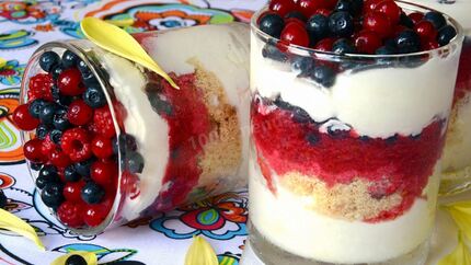 Сливочный десерт с лесными ягодами