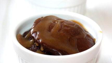 Шоколадное суфле с карамельным соусом