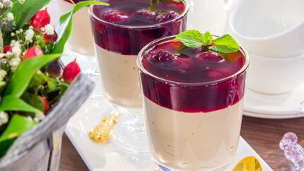 Шоколадное суфле с вишневым соусом