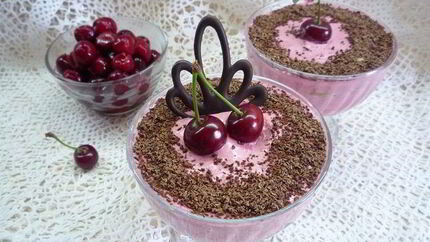 Сливочно-вишневое суфле с творогом и шоколадом