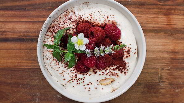 быстрый тирамису с малиной и мятой