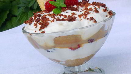 Десерт в стиле Тирамису с малиной и ежевикой