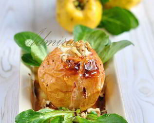 Запеченная айва с козьим сыром