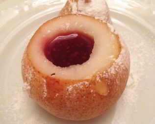 Запеченная груша с малиной